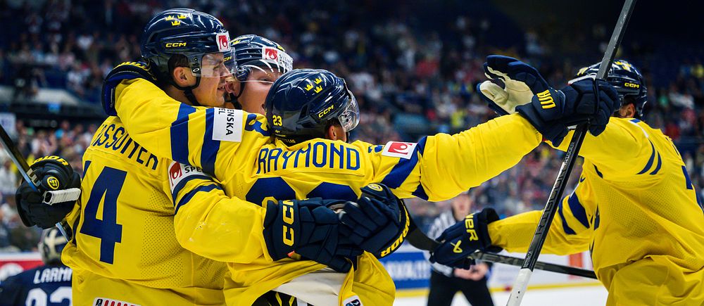 Joel Eriksson Ek firar sitt avgörande mål mot Finland