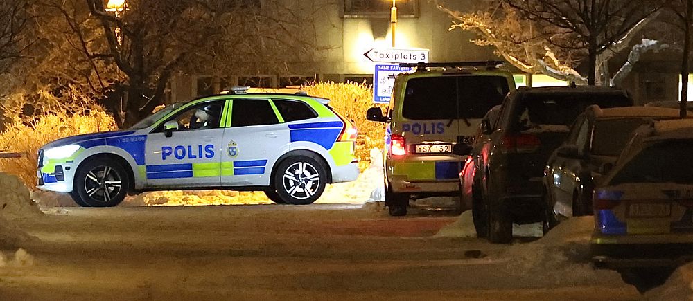 Polisbil i Årsta där en kvinna mördats av en man.