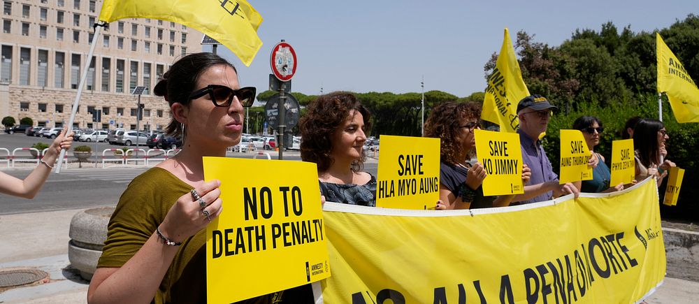 Demonstranter från Amnesty protesterar mot dödsstraffet