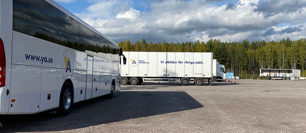 Bussar med Yrkesakademins logga