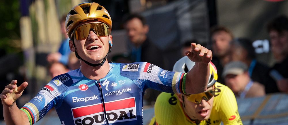 Remco Evenepoel vinner spurten mot Wout van Aert i Flandern.