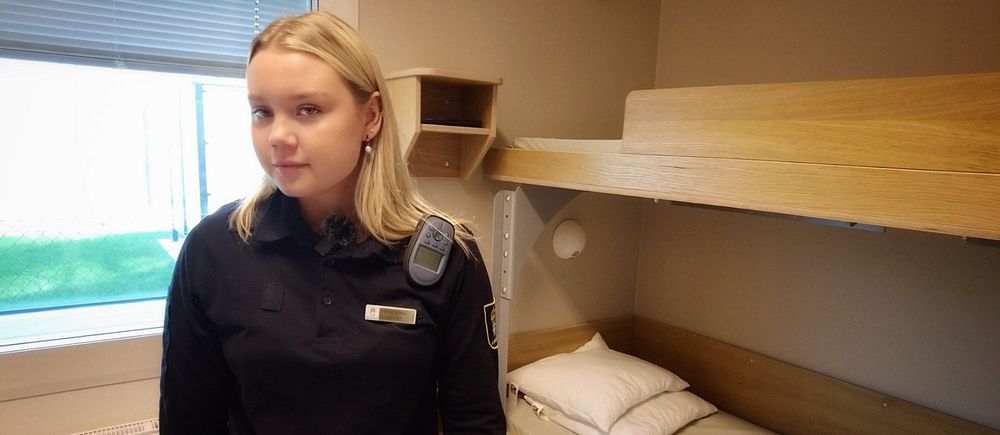 Kriminalvårdaren Sara Norling de Brun i en av Skänningeanstaltens dubbelceller.