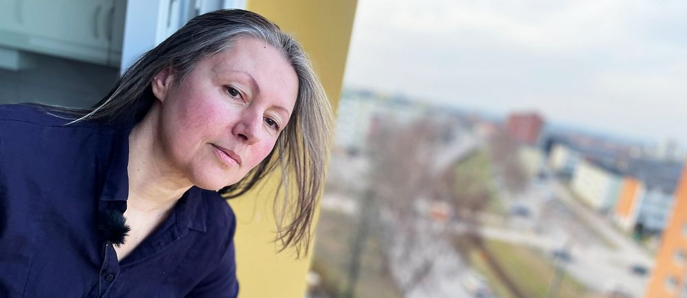 Lena ukrainsk flykting tittar ut ur fönster i Hageby efter explosion i Norrköping