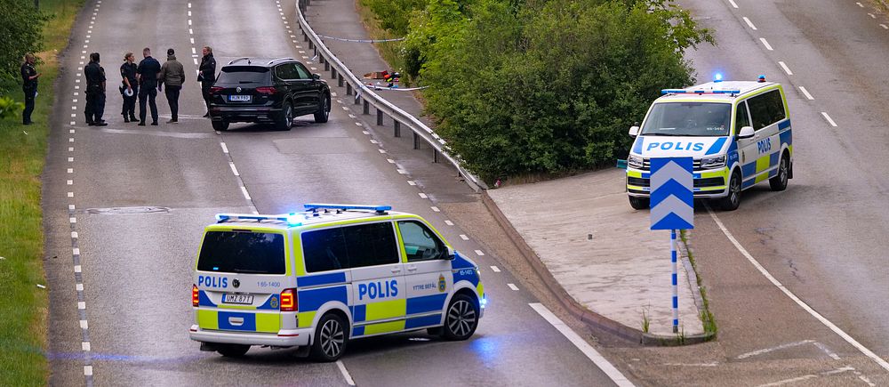 Polisbilar och avspärrningar i Rosengård