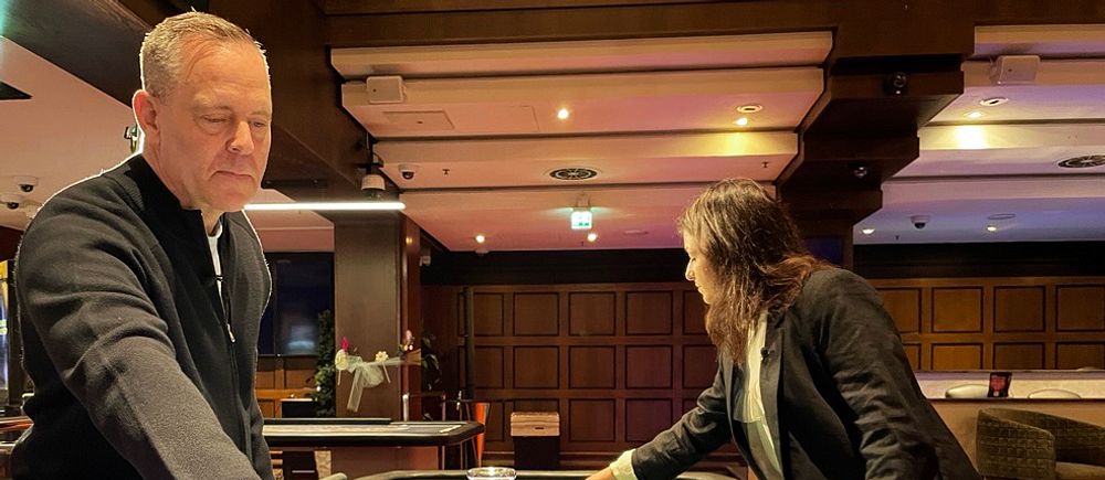 Två personer spelar vid ett roulettebord på ett kasino.