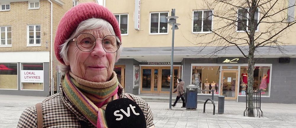 SVT-reporter intervjuar person på stadsgata med mikrofon.