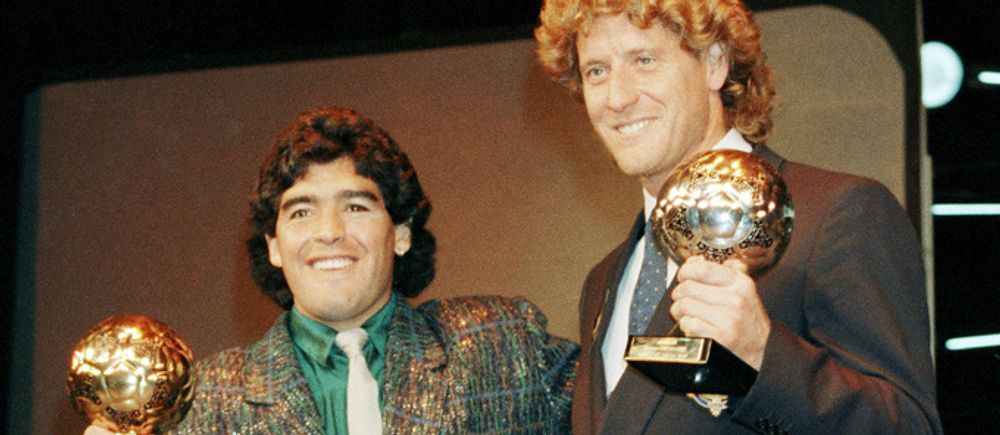 Diego Maradona med den pokal som ska gå på auktion i Paris om en månad. Cirkeln sluts eftersom Maradona mottog den i just Paris i november 1986. Västtysklands målvakt Harald Schumacher fick också en utmärkelse.