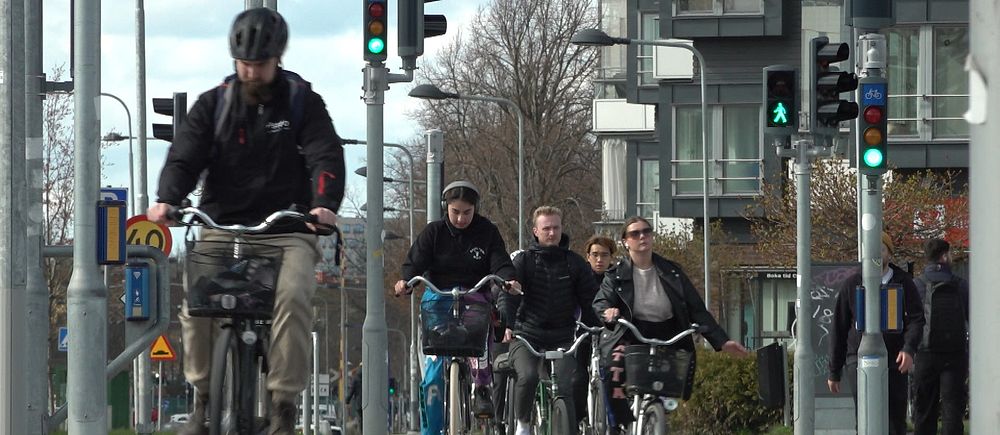 Cyklister åker på cykelbana i Örebro
