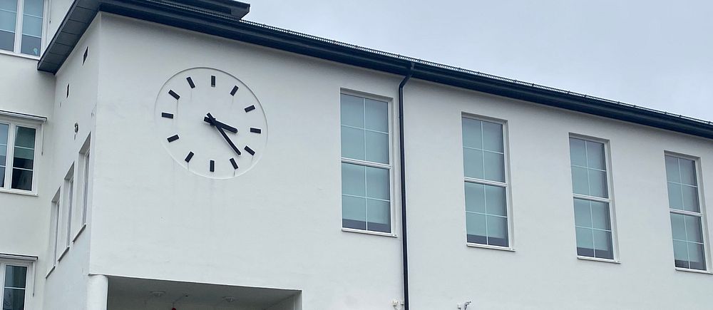 Skola med en stor klocka på husväggen
