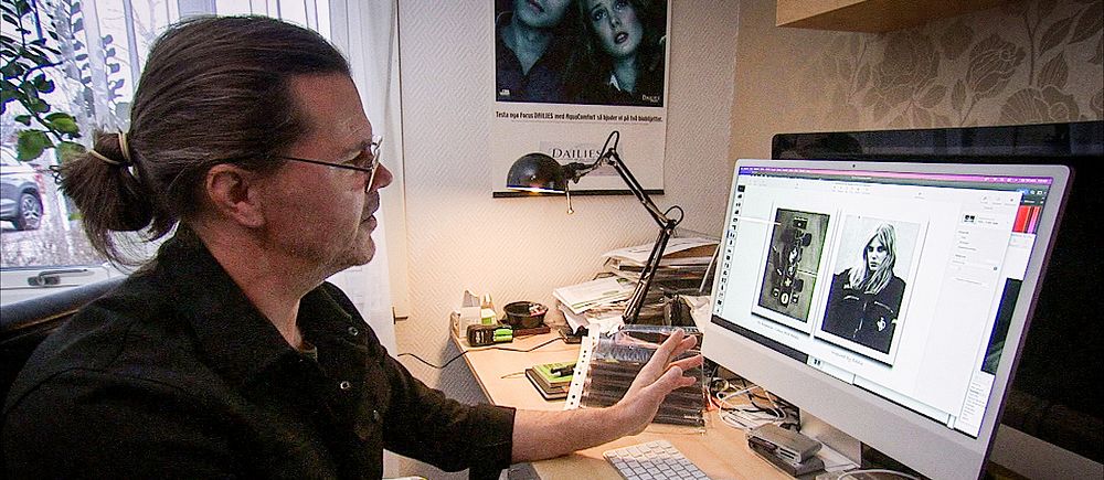 Hagforsbördige fotografen Per Olsson vid sin dator