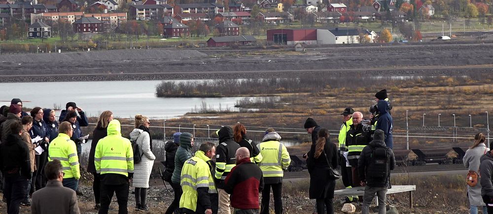 Folksamling vid platsen där gruvan kan komma att öppnas igen.
