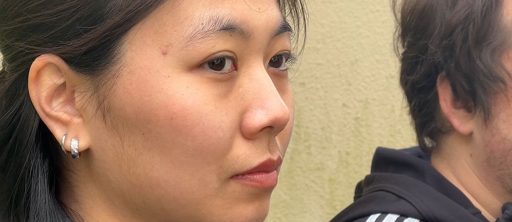 Delad bild. Vänster: kvinnoöra med örhänge. Höger: man i svart luvtröja med vit rand.