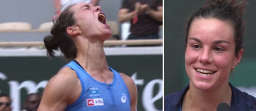 Tennisspelare i blått linne under match och intervju på tennisbana.