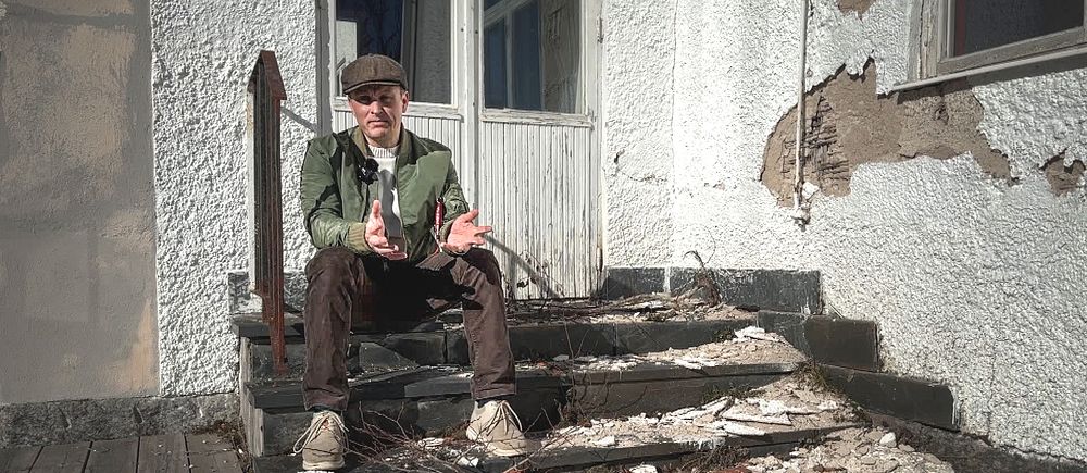Sverigedemokraternas ordförande i Borlänge, Arvid Jaans, sitter på slitna trappsteg vid ett gammalt, delvis skadat husfasad vid disponentsvillan i Idkerberget.