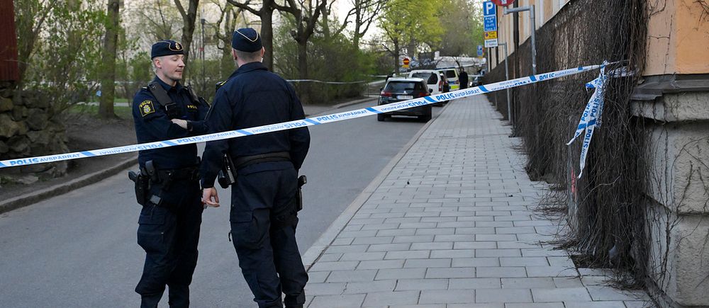 Två poliser på platsen för dödsskjutningen på Södermalm i maj 2024.