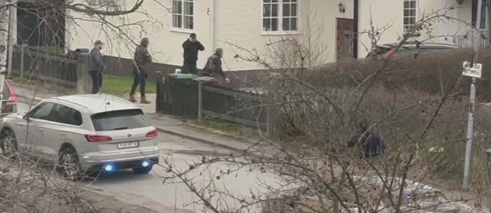 Poliser griper en man i ett villaområde i Västerås