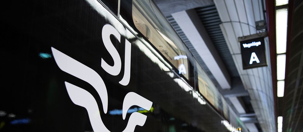 SJ-tåg står vid perrong med skylt för spår A i bakgrunden.