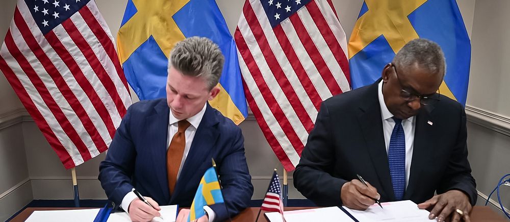 Sveriges och USA:s försvarsministrar skriver under det nya avtalet.