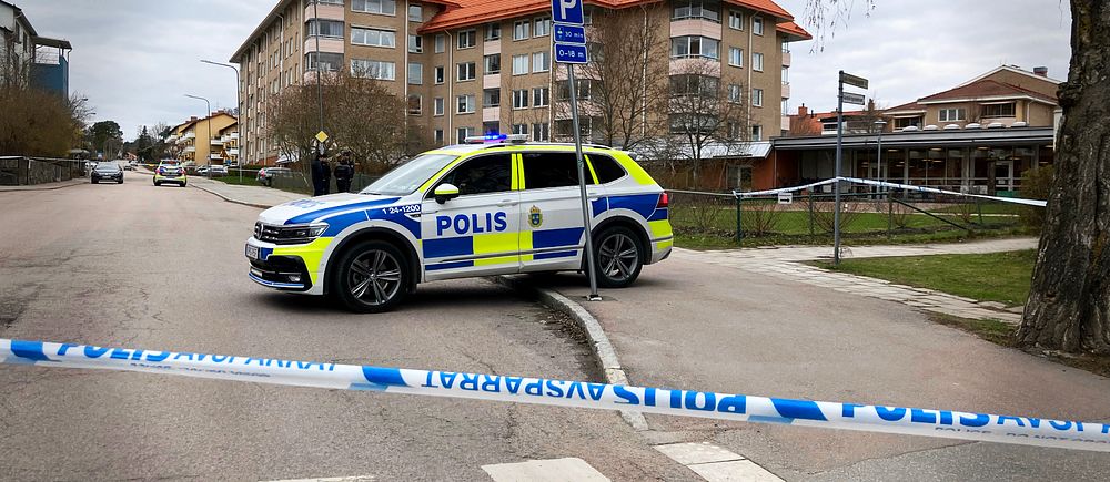 Polisbil och avspärrningsband på Oxbacken i Västerås.