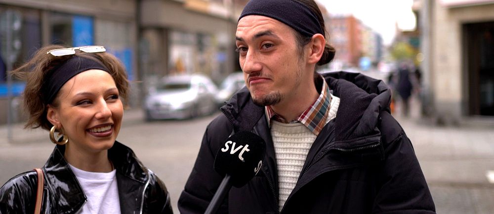 Två personer intervjuas på stadsgata i Örebro, SVT-mikrofon synlig.