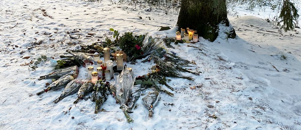 Blommor där kvinnan hittades död