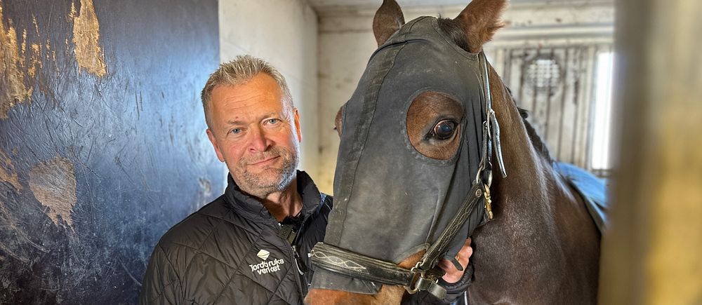 Banveterinär Anders Karlsson på Umåker med hästen Apri Broline.