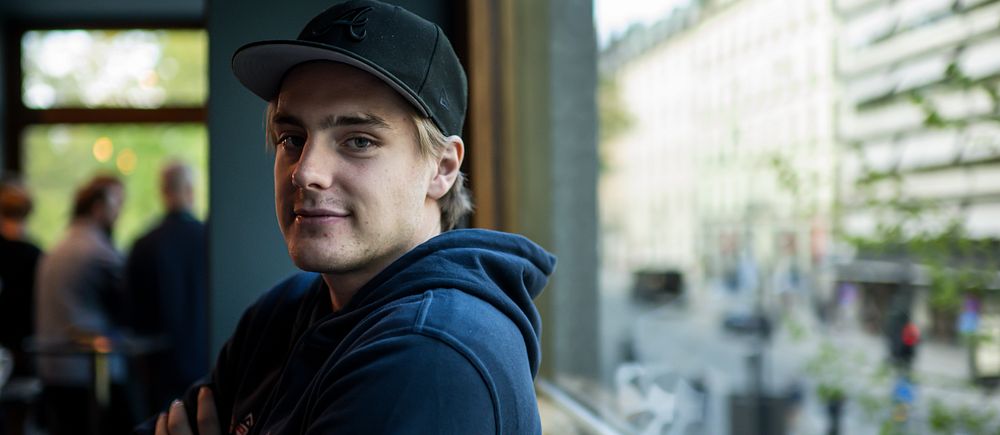NHL-laget Anaheims svenska stjärna Leo Carlsson spelar hockey-VM för Tre Kronor.