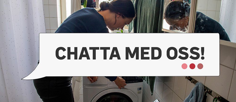 Person vid tvättmaskin i badrum, pratbubbla med texten ”Chatta med oss!” över bilden.