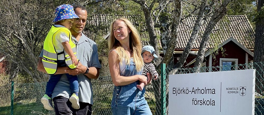 Föräldrarna Karl och Josefine Dyall är lättade över beskedet att förskolan på Björkö får vara kvar.