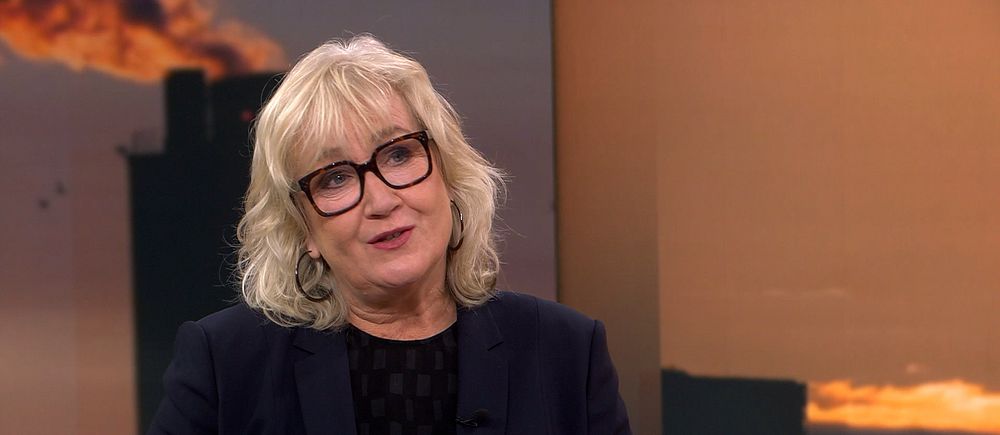 En kvinna i en tv-studio