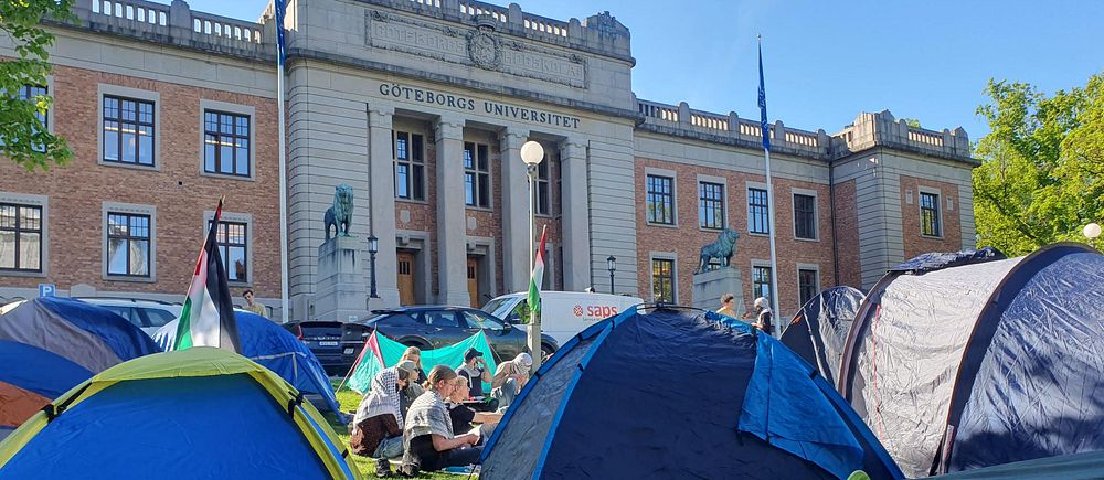 Studenter i tält utanför Göteborgs universitet
