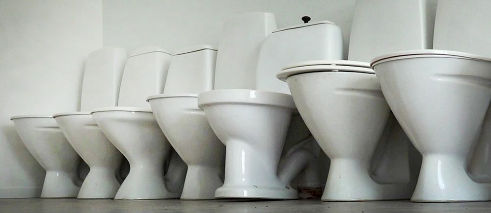 toalettstolar på rad en del av den inredning som säljs när Hällefors kommunala bostadsbolag BOAB nu river fastigheter