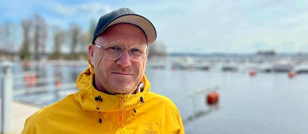 Fredric Jansson står på brygga vid Askersunds småbåtshamn