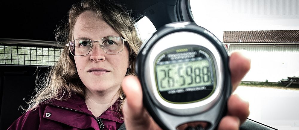Skyddsombudet Johanna Håkans håller upp ett tidtagarur som visar att hemtjänsten i Mora inte hinner i tid mellan brukarna.
