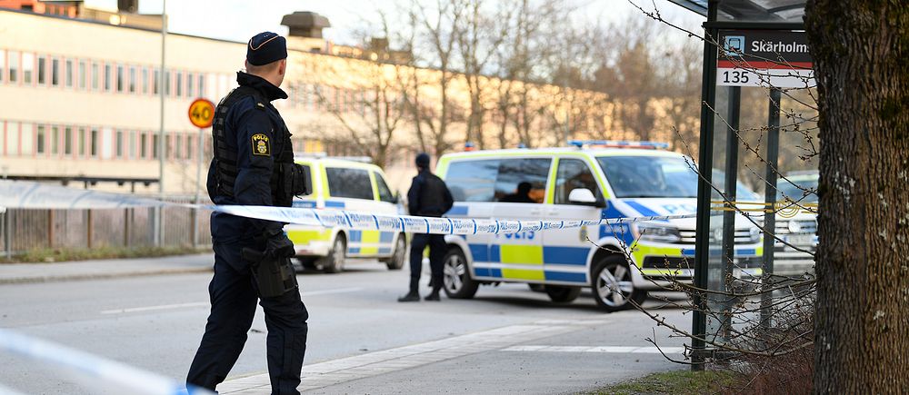 Polis på plats och polisens avspärrningar efter att en person har blivit skjuten i Skärholmen i södra Stockholm på onsdagskvällen.