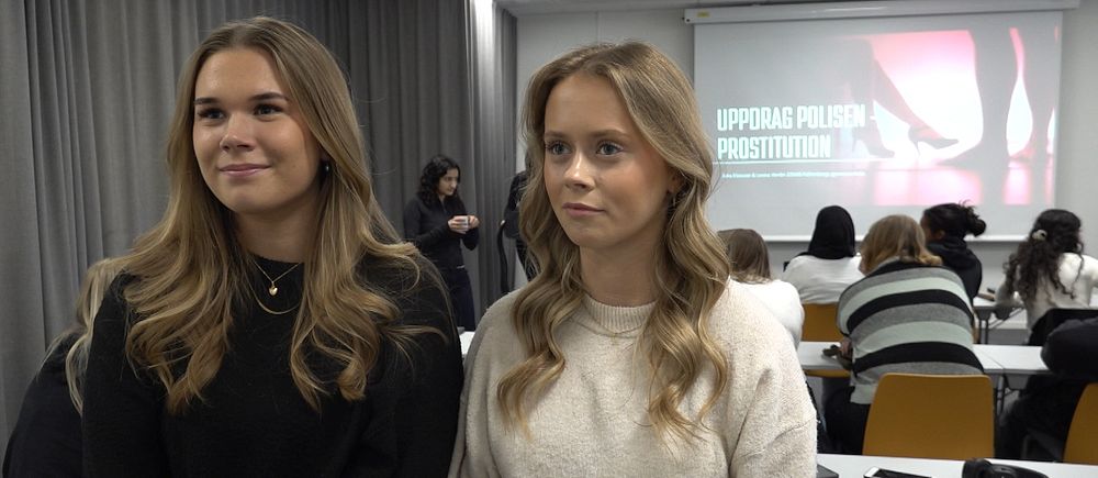 Ella Lööf och Elsa Svensson står i en klassrumsmiljö med deltagare och en presentation på skärmen.