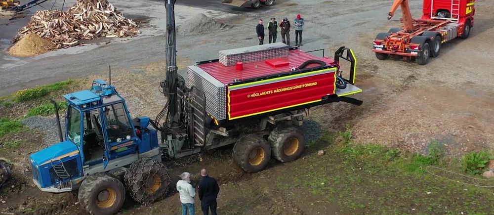 Skogsmaskin görs om till brandbil för att bekämpa skogsbränder