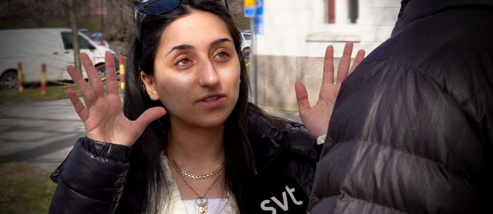 Marteena Hirmiz pratar och gestikulerar med händerna.