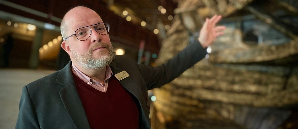 Projektchefen på Vasamuseet pekar på var aktivisterna tog sig ombord på Vasa.