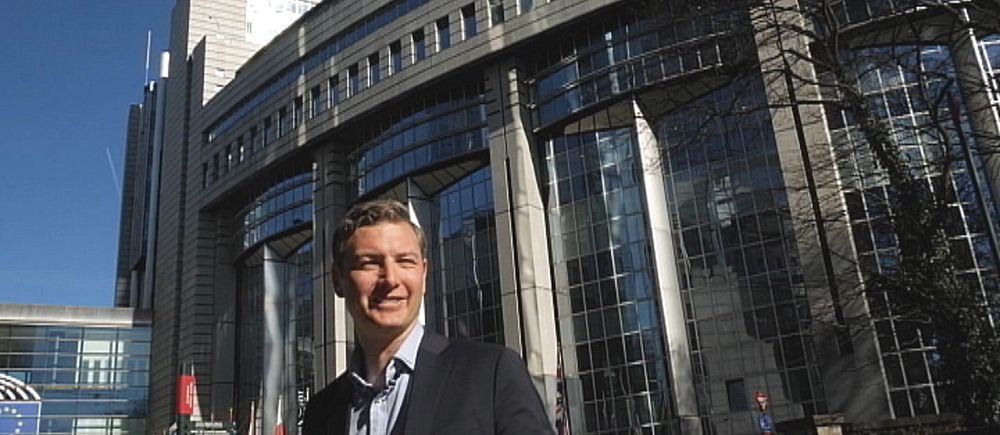 SVT:s Europakorrespondent Christoffer Wendick utanför EU-parlamentet i Bryssel.