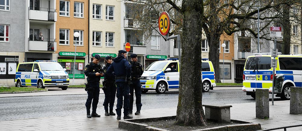 Polis är på plats under lördagens manifestation i Gubbängen.