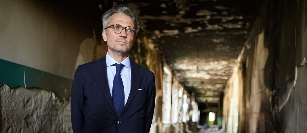 Tobias Thyberg när han var ambassadör i Ukraina. Här vid ett besök i en sönderbombad skola i byn Velyka Dymerka öster om Kiev. Arkivbild.