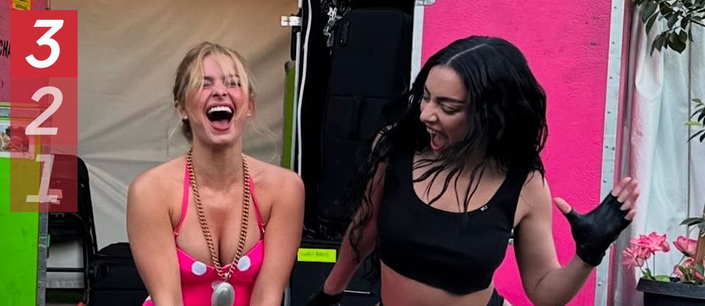 Artisterna Addison Rae och Charli XCX.