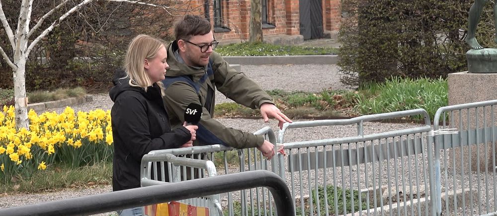 Ett långt byggstaket kan ses för kajkanten när man går vid Smörparken i Eskilstuna, staketet kan få vara kvar där till 2027.