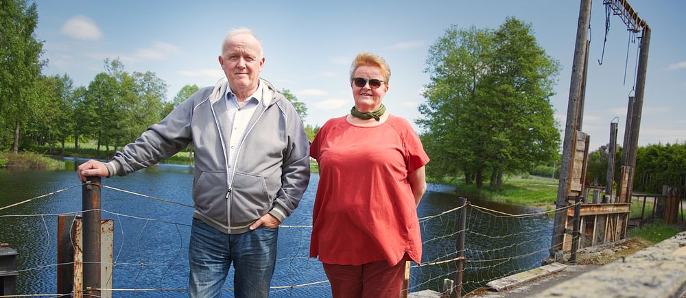 Syskonen Erik Åberg och Anna-Stina Åberg Hammarberg framför Kvarndammen i Bergby.