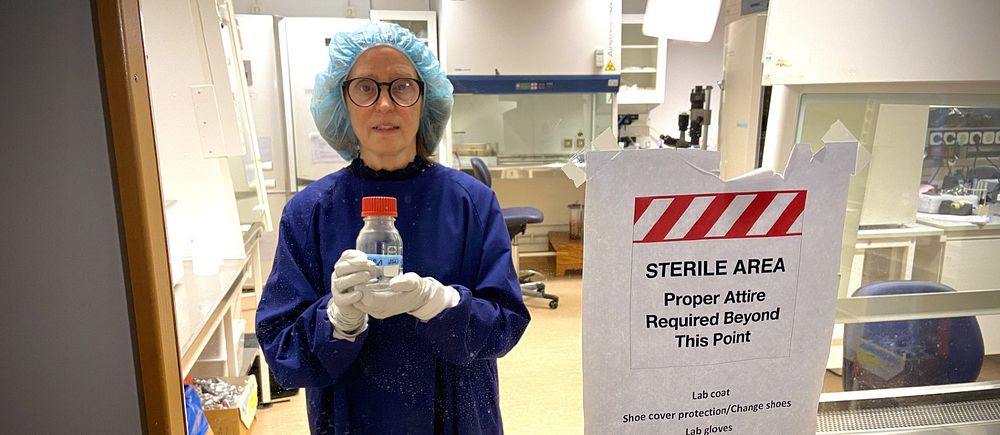 Forskare håller i ett provrör i labbmiljö