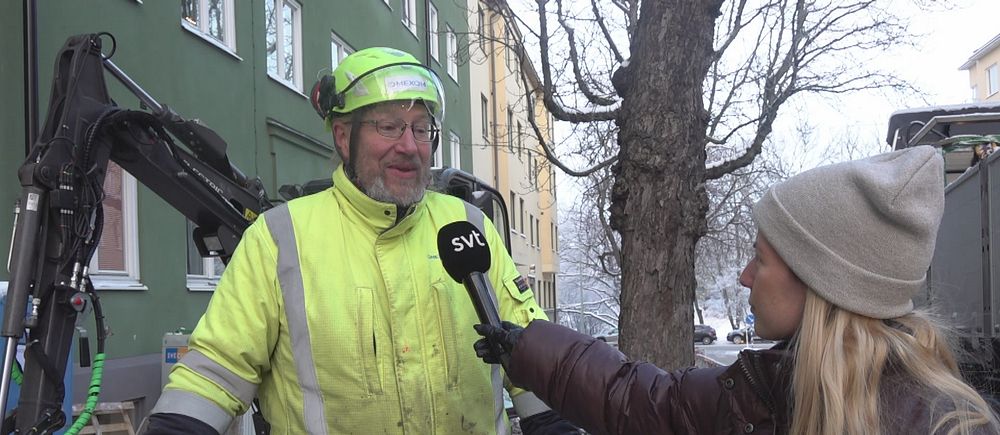 grävmaskinist på elektronisk byggarbetsplats