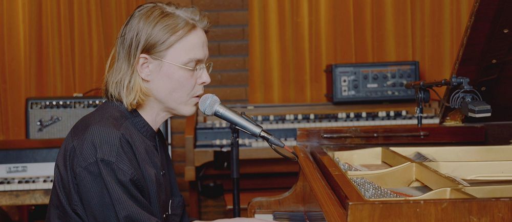 Artisten Mikko Joensuu spelar piano och sjunger