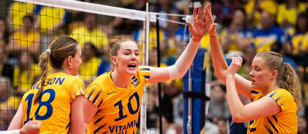 Isabelle Haak och det svenska volleybollandslaget.