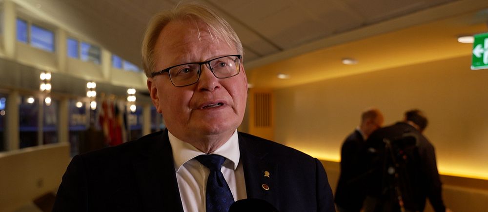 Peter Hultqvist (S) blir intervjuad i riksdagshuset.